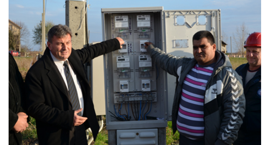 Uvedena električna energija u romsko naselje u Donjem Tovarniku